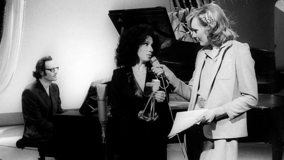 Julia Migenes am 10.3.1979 in der Aktuellen Schaubude im Gespräch mit Victoria Voncampe. © NDR/Hans Ernst Müller 