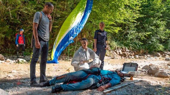 Der Profi-Paraglider Mike Bischoff ist in den Tod gestürzt. War es kein Unfall? Die Ermittlungen der Kommissare bestätigen zunehmend diese These. © ARD/Lucky Bird Pictures/Angela Schablitz 