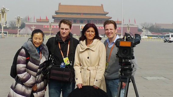 Christine Adelhardt und ihr Team auf dem Platz des Himmlischen Friedens in Peking Christine Adelhardt und ihr Team auf dem Platz des Himmlischen Friedens in Peking