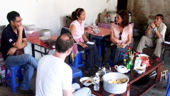 Christine Adelhardt und ihr Team zu Besuch bei einer chinesischen Familie. Christine Adelhardt und ihr Team zu Besuch bei einer chinesischen Familie.