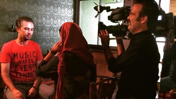 Natalie Amiri interviewt ein Mitglied der iranischen Band Dang Show  