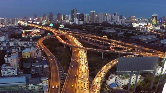 Stadtautobahn von Bangkok bei Nacht.  