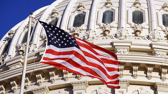 Capitol mit amerikanischer Flagge © dpa 