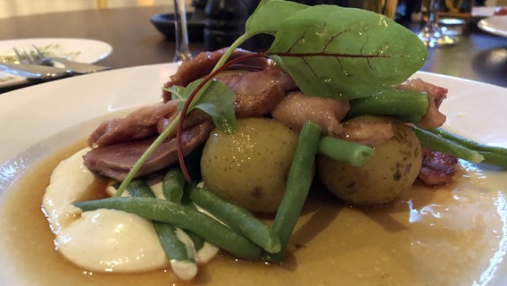 Schwedisches Gericht mit Kartoffeln und Bohnen © NDR 