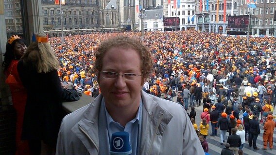 Christian Feld berichtet aus Amsterdam über die Ankunft des neuen niederländischen König Willem-Alexander. Christian Feld berichtet aus Amsterdam über die Ankunft des neuen niederländischen König Willem-Alexander.