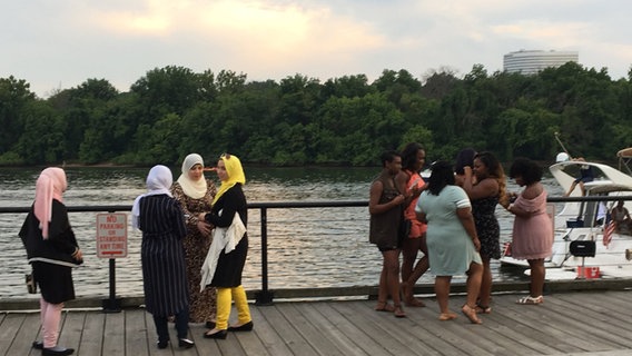 Zwei Frauengruppen stehen auf einer Brücke am Potomac in Washington © Claudia Buckenmaier 