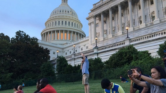 Menschen auf einer Wiese vor dem Capitol in Washington © Claudia Buckenmaier 