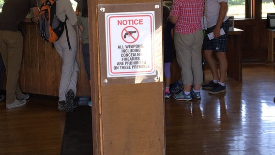 Ein Warnschild im Besucherzentrum des Shenandoah-Nationalparks mit dem Hinweis, dass Waffengebrauch verboten ist. © Claudia Buckenmaier 