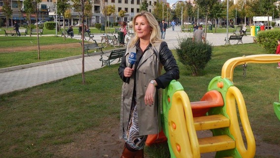 Susanne Glass auf einem Spielplatz  