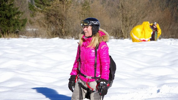Susanne Glass steht im Schnee Susanne Glass steht im Schnee