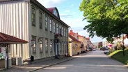 Eine Kopfsteinpflasterstraße in des schwedischen Ortes Gränna © NDR 
