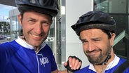 Christian Stichler (li) und Ronald Schütze mit Fahrradhelmen © NDR 