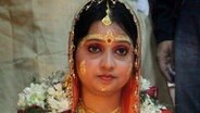 Rupalis Gesicht ist traditionell für die Hochzeit geschminkt. © NDR Foto: Julia-Niharika Sen