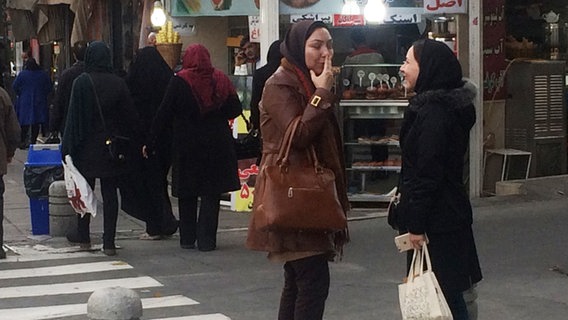 Zwei Frauen in Teheran unterhalten sich  
