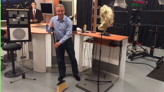 ARD-Korrespondent Stefan Niemann fegt ein Fernsehstudio. ARD-Korrespondent Stefan Niemann fegt ein Fernsehstudio.