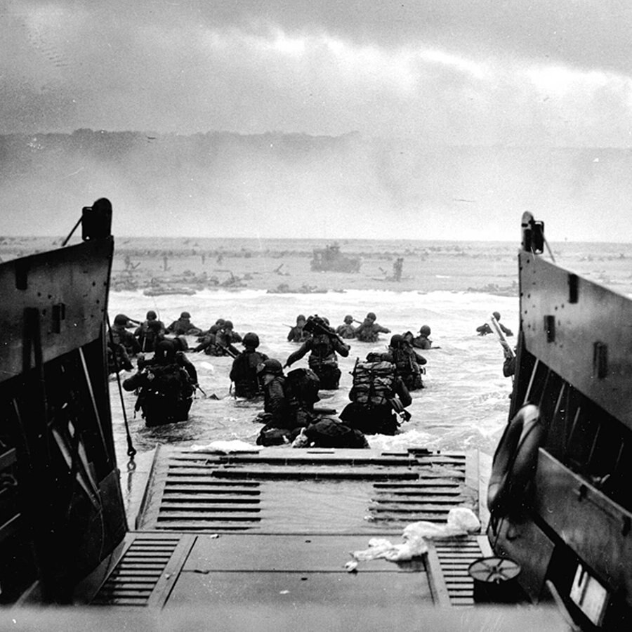Soldaten der ersten Division der US-Armee landen am 6. Juni 1944 am Strand von Omaha-Beach in der Normandie. © National Archives and Records Administration/dpa 