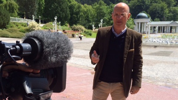 Jürgen Osterhage, ARD-Korrespondent in Prag, vor der Kamera  