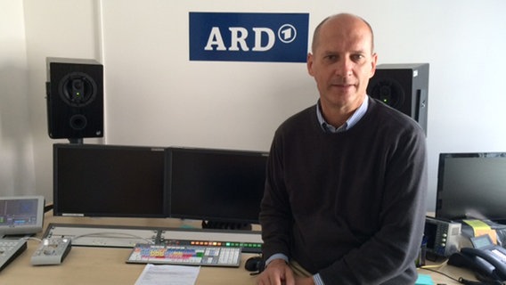 Jürgen Osterhage, ARD-Korrespondent in Prag, sitzt im Schneideraum  