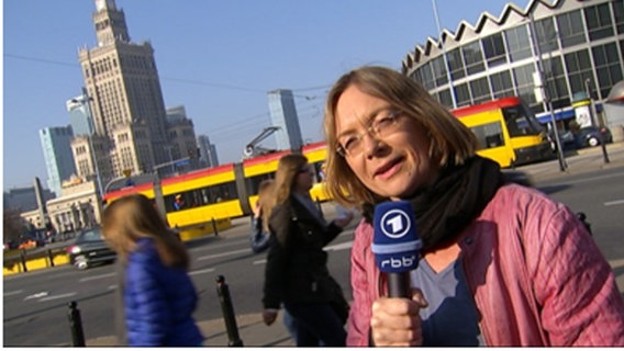 Griet von Petersdorff spricht in ein ARD Mikrofon  