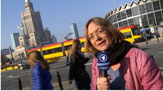 Griet von Petersdorff spricht in ein ARD Mikrofon Griet von Petersdorff spricht in ein ARD Mikrofon