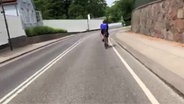 Ronald Schütze fährt auf seinem Fahrrad. © NDR 