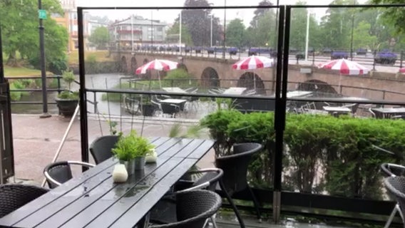 Regen tropft auf Tische in einem Café © NDR 