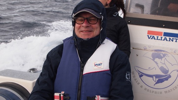 ARD Korrespondent Jörg Rheinländer mit Schirmmütze und Rettungsweste auf einem Boot © Jörg Rheinländer 