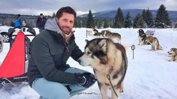 Korrespondent Till Rüger mit einem Malamute-Schlittenhund. Korrespondent Till Rüger mit einem Malamute-Schlittenhund.