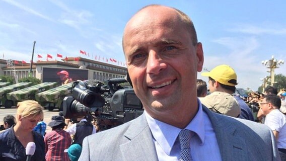 ARD-Korrespondent Mario Schmidt  bei der Militärparade in Peking. © Mario Schmidt 