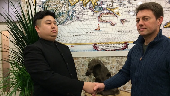 Korrespondent Uwe Schwering (re.) mit Kim Min-yong, einem Doppelgänger des nordkoreanischen Diktators Kim Jong-un.  