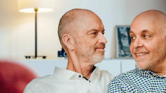 Geert Kasteel und Dolf Pasker waren eines der ersten homosexuellen Ehepaare der Welt. Sie haben vor gut 20 Jahren in den Niederlanden geheiratet. © NDR/WDR/Anneke Wardenbach 