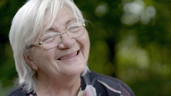 Die 68-jährige Minja ist in ihrer Heimat als Aktivistin bekannt, kämpft für Frauenrechte und die Umwelt. © NDR/MDR 