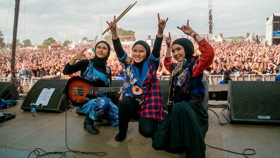 Sie sind muslimisch, weiblich und verdammt laut: Sie sind „Voice of Baceprot“! Heavy Metal vom Feinsten. Aus einem kleinen Dorf in Indonesien. Firda, Widi und Siti hatten es schon als Teenager satt, brave, unmündige und stimmlose Mädchen zu sein. © NDR 