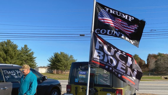 "Trump Country"/"Fuck Biden"-Fahnen: gesehen in Augusta/Maine beim Autocorso zum Veterans Day © NDR/WDR/Verena Bünten 