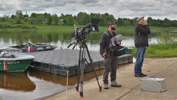 Tonmann Christian (li.) und Kameramann Mathias stehen auf einem Bootssteg  