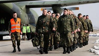 Deutsche Soldaten steigen aus dem Flugzeug auf dem Flughafen von Pristina (Kosovo) aus. © picture-alliance/ dpa/dpaweb Foto: epa Valdrin Xhemaij
