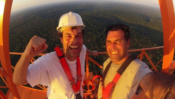 Michael Stocks (li.) und sein Kameramann stehen auf einem Beobachtungsturm im brasilianischen Regenwald. Michael Stocks (li.) und sein Kameramann stehen auf einem Beobachtungsturm im brasilianischen Regenwald.