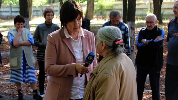 ARD-Korrespondentin Birgit Virnich im Gespräch mit einer Frau in Donezk.  