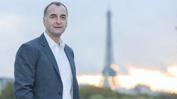 ARD-Korrespondent Mathias Werth, im Hintergrund der Eiffelturm ARD-Korrespondent Mathias Werth, im Hintergrund der Eiffelturm © WDR