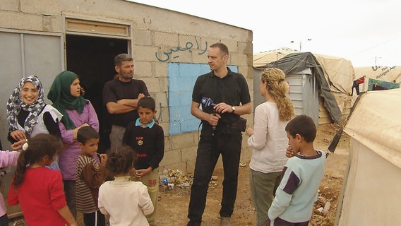 ARD Korrespondent Volker Schwenck im Gespräch mit syrischen Flüchtlingen im Flüchtlingslager Zaatari © ARD 