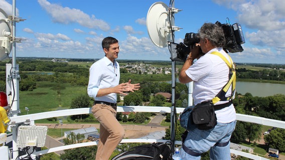 Auslandskorrespondent Ingo Zamperoni spricht auf einer Aussichtsplattform in einem ländlichen Gebiet in den USA in die Kamera © WDR 
