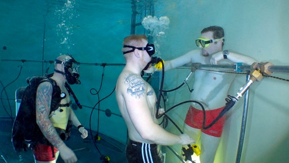 Im Tieftauchtopf lernen die U-Boot-Fahrer auch unter Wasser aus einer Pressluftleitung zu atmen - ähnlich wie sie es im Notfall im U-Boot können müssen. © NDR/produktion clipart 