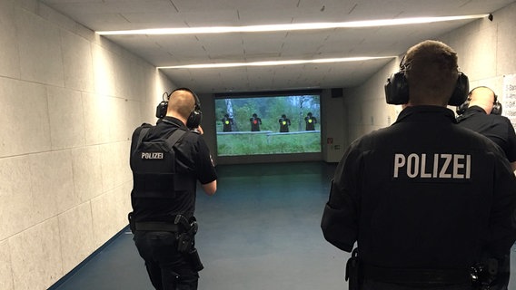 Regelmäßig müssen die Polizisten auf dem Schießstand trainieren. © NDR 
