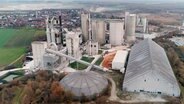 Das Zementwerk von Höver arbeitet 24 Stunden am Tag und fast über das ganze Jahr. Es ist einer der ältesten Standorte der Zementproduktion in Norddeutschland. © NDR/FILMBLICK Hannover 