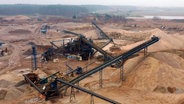 Das Sandwerk Otto Dörner kümmert sich um Nachschub für die Betonherstellung. © NDR/jumpmedienTV GmbH 
