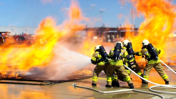 Bei dieser Übung wird ein Flächenbrand durch auslaufendes Kerosin simuliert. © NDR/Novofilm GmbH 