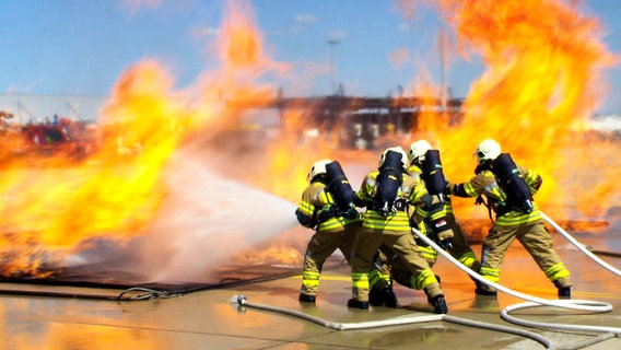 Bei dieser Übung wird ein Flächenbrand durch auslaufendes Kerosin simuliert. © NDR/Novofilm GmbH 