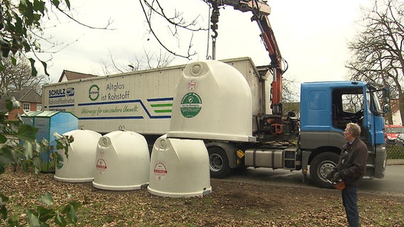 Hier beginnt der Recycling-Prozess: an den Altglas-Iglus. Weiß und Buntglas werden getrennt gesammelt. Was nicht in die Behälter gehört: Müll und Keramik. © NDR/Kamera Zwei 