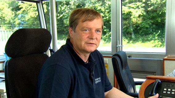 Auf dem Mittellandkanal zu Hause - Schiffsführer Andreas Hausner transportiert mit der "Niedersachsen 22" Waren. Auf dem Mittellandkanal zu Hause - Schiffsführer Andreas Hausner transportiert mit der "Niedersachsen 22" Waren. © NDR/TV Plus/Toni Anneken