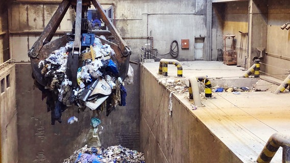 Müllbunker bei der Müllverbrennungsanlage in Kiel (MVK). © NDR/ECO Media/Bettina Pohlmann 